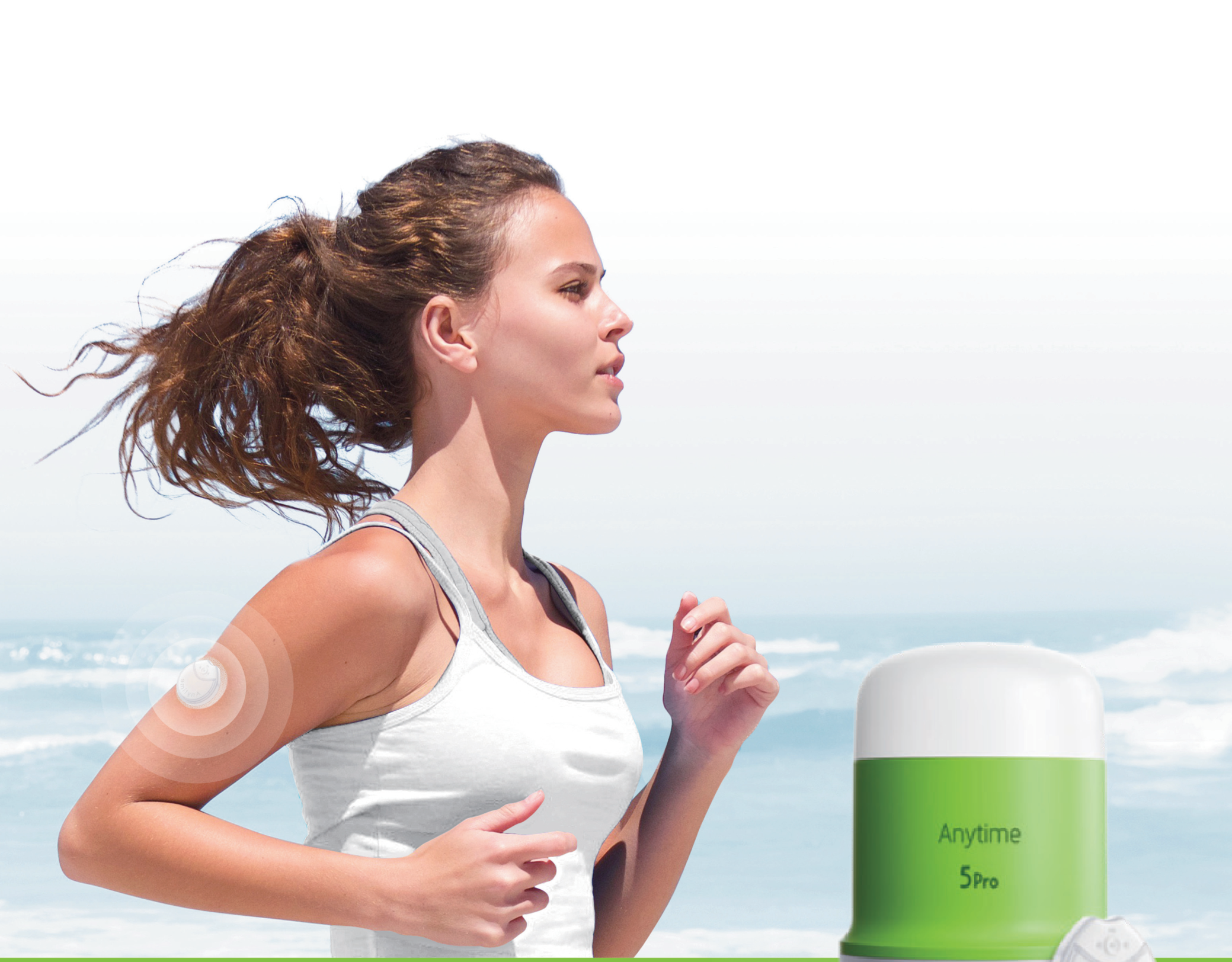 Cô gái chạy bộ đeo cảm biến CGM Yuwell Anytime 5Pro